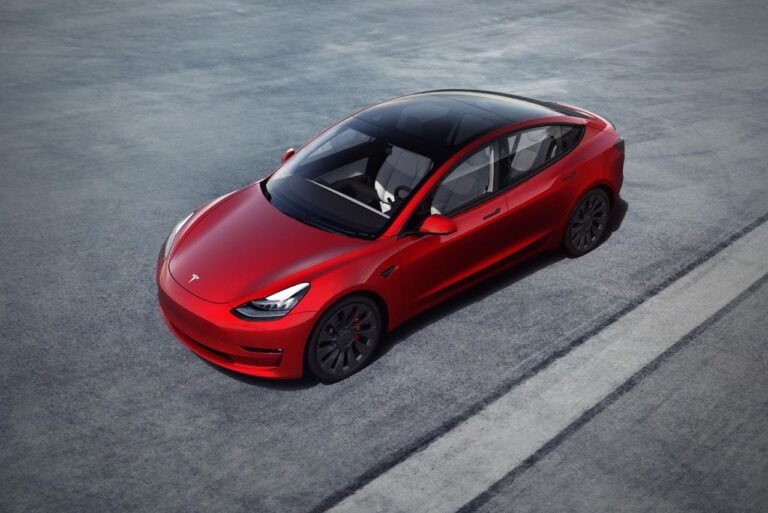 Tesla levererar första året med vinst