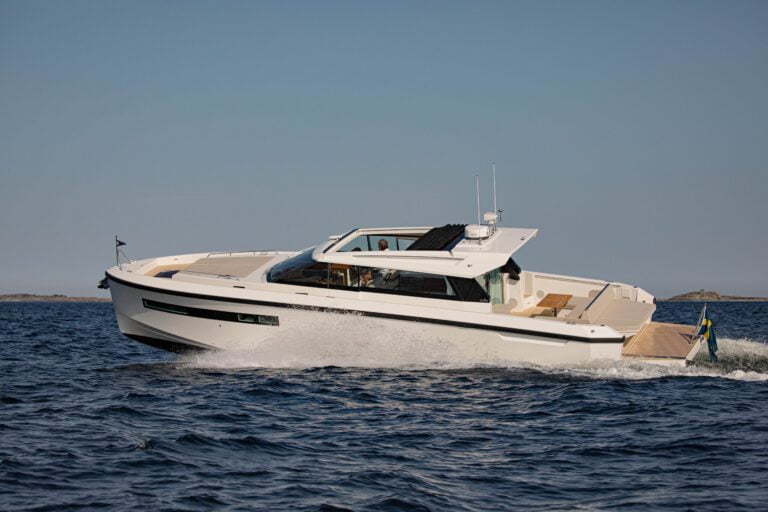 Delta Powerboats 48 Coupé – En drömbåt med stilren design & hög teknologi!