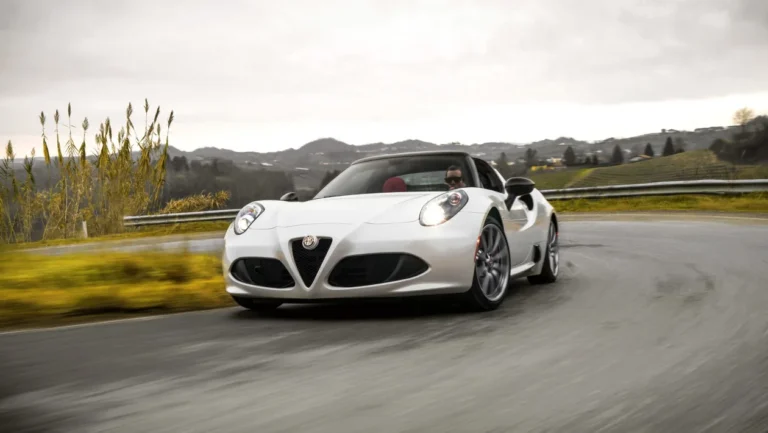 Alfa Romeo 4C Spider – En Perfekt Fusion av Racingprestanda och Öppen Himmel Upplevelse
