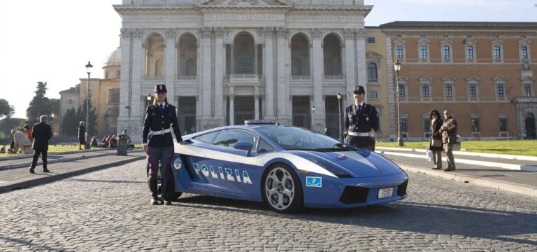 Automobili Lamborghini och Italienska Polisen firar 20 år av Samarbete med Lamborghini!