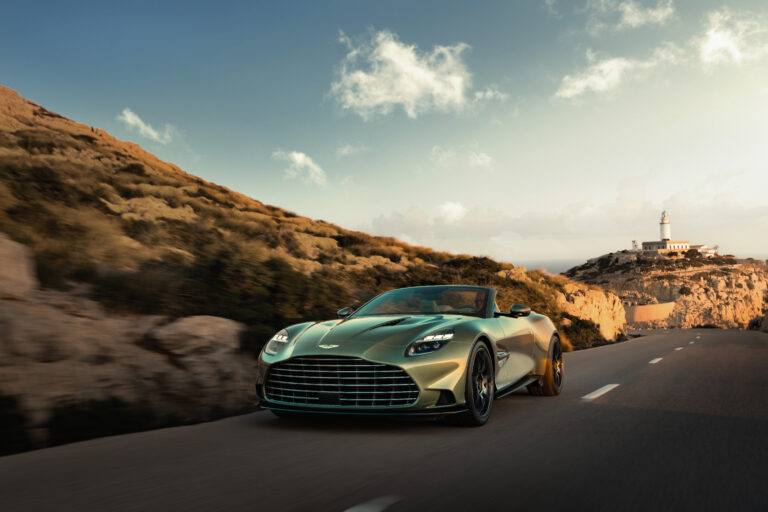 Aston Martin Vanquish Volante: Flaggskeppet som omdefinierar Lyx och Prestanda