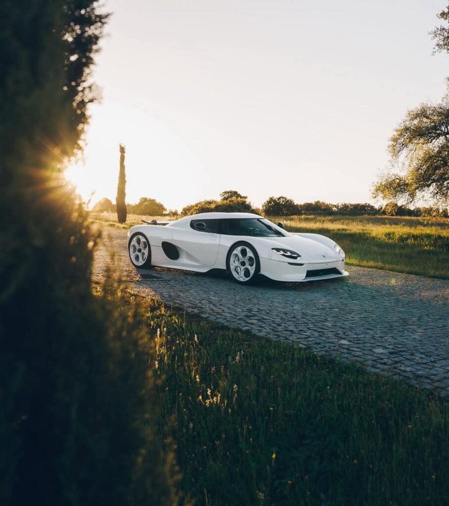 Koenigsegg CC850 Snövit Edition: När Historiens Vingslag möter Hyperbilens Framtid!