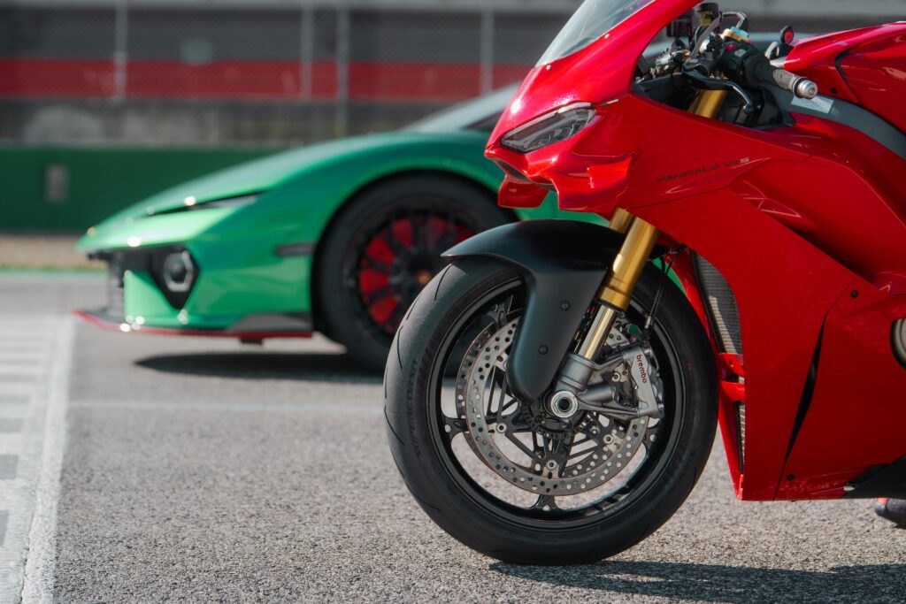 Lamborghini Temerario mot Ducati Panigale V4 i en Italiensk Duell på Imola!