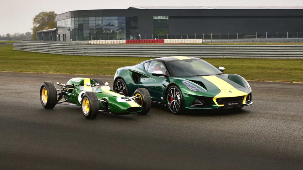 Lotus hyllar Racinglegendaren Jim Clark – Lanserar Exklusiva Emira Clark Edition, En Hyllning i 60 Exemplar – Inspirerad av det Mest Framgångsrika Året i Motorsportens Historia!