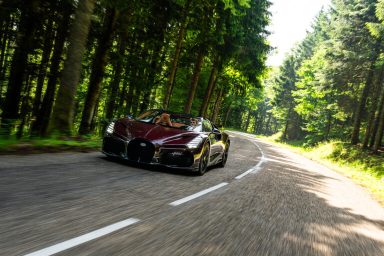 Jakten på Perfektion – Kvalitetsresan Bakom Varje Bugatti W16 Mistral