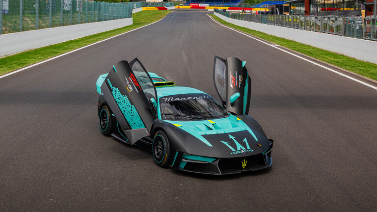 MCXtrema – Maseratis Brutala Hyllning till Racingens Gyllene År Väcker Liv i MC12-Legenden på Spa