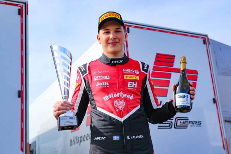 Drömstart för formeljunioren Enzo Hallman i brittiska GB4‑premiären – pallplats på Silverstone