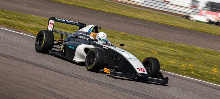 Pallplats direkt för formeljunioren Milla Sjöstrand i Nordic 4-premiären