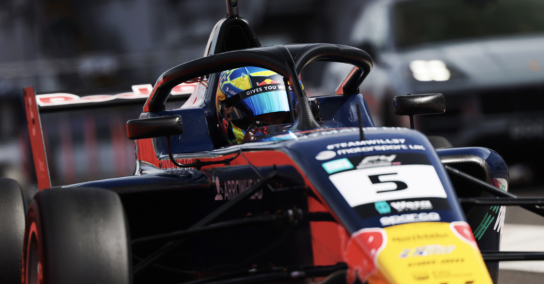 Scott Kin Lindblom tar dubbla pallplatser i British F4‑premiären